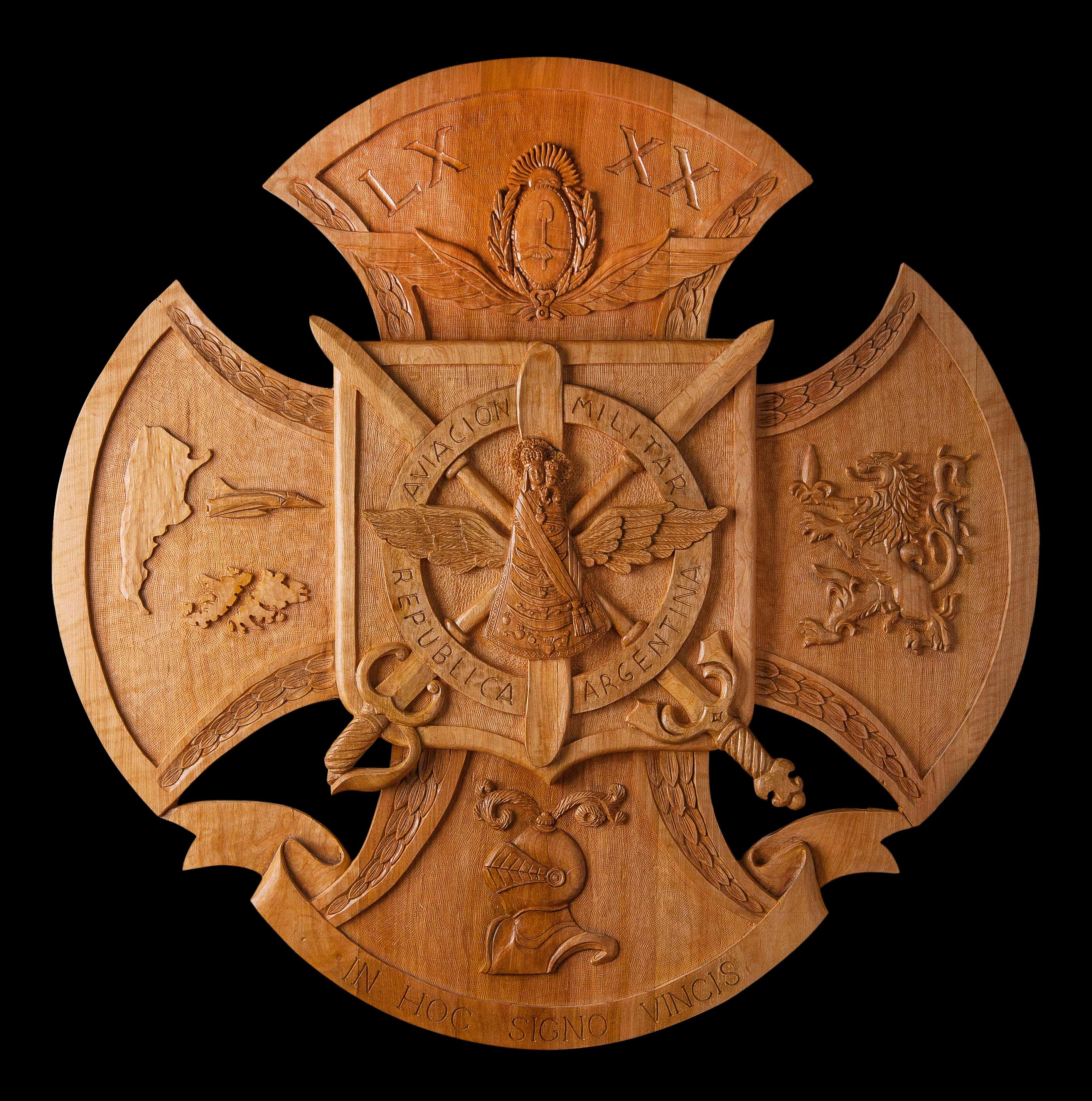 Medalla 'Aviación Militar' tallado en madera de lenga, 1x1m